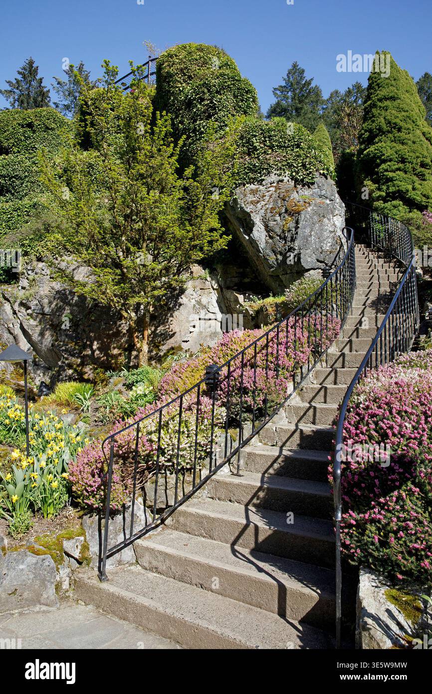 Scalinata che conduce su una collina calcarea fino a un punto panoramico sul Giardino sommerso. Butchart Gardens, Vancouver Island, British Columbia, Canada Foto Stock
