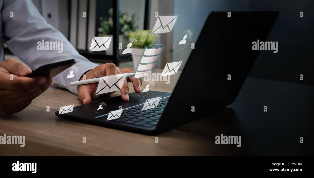 E-mail marketing e rete di comunicazione di database con business digitale, contatto con i clienti, gestione dei dati, sistema CRM, messaggistica online, e tecnol Foto Stock