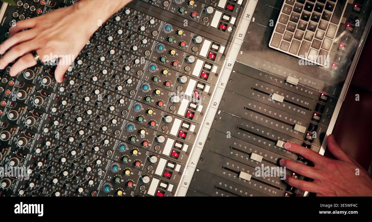 Personale, mani o tecnici audio con scheda audio per trasmissioni radio, live streaming o produzione. Vista dall'alto, podcaster o pulsanti con interruttori Foto Stock