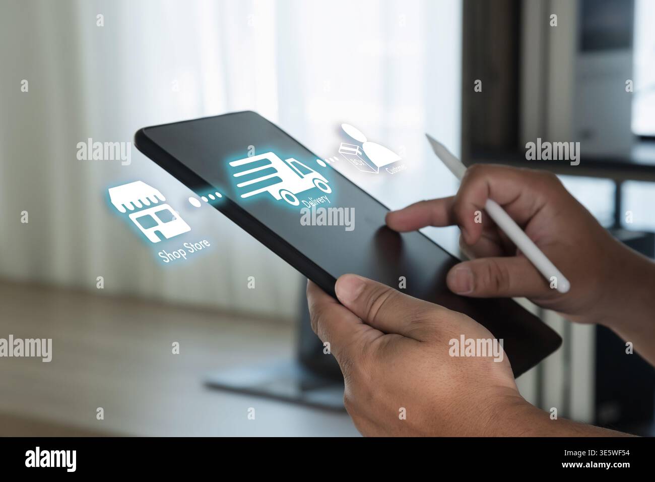 Concetto di consegna del monitoraggio degli ordini su tablet con icone di negozio digitale, spedizione e cliente, adatto per il marketing logistico, pagine di assistenza tramite corriere, a. Foto Stock