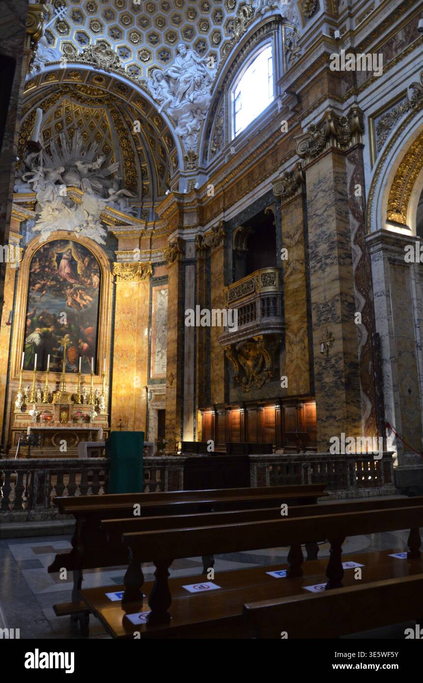Roma, Italia 09.02.2019: Altare della Chiesa di San Luigi dei francesi - Chiesa di San Luigi dei francesi Foto Stock