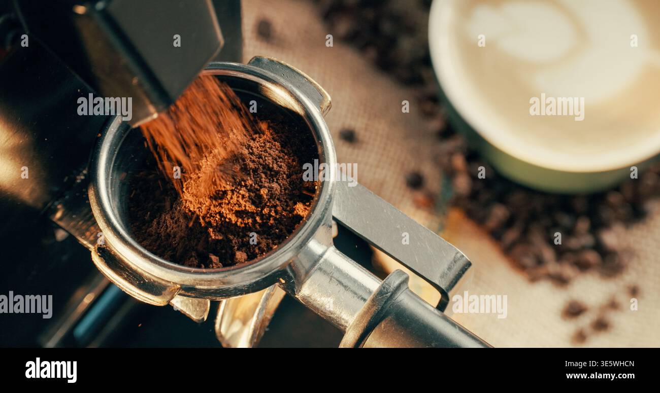 Macchina per il caffè, macinato e chicchi per bevande al caffè per caffeina fresca, polvere o lavorazione in camera vuota. Pressa, attrezzature e strumenti per baristi per l'ordinazione Foto Stock