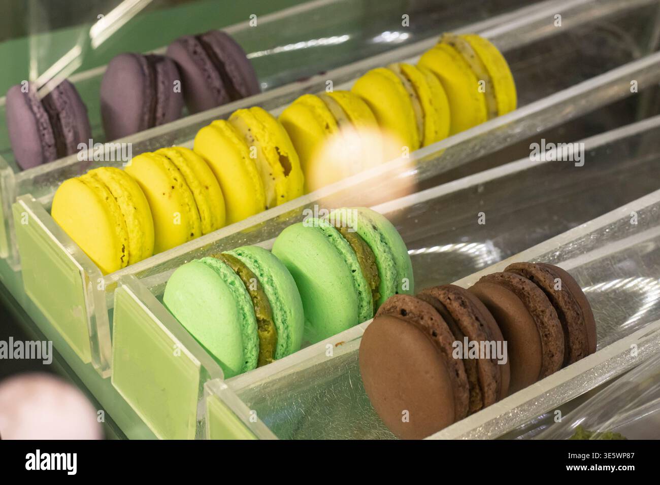 Macaron colorati in vetrina per dessert francese, pasticceria dolce Foto Stock