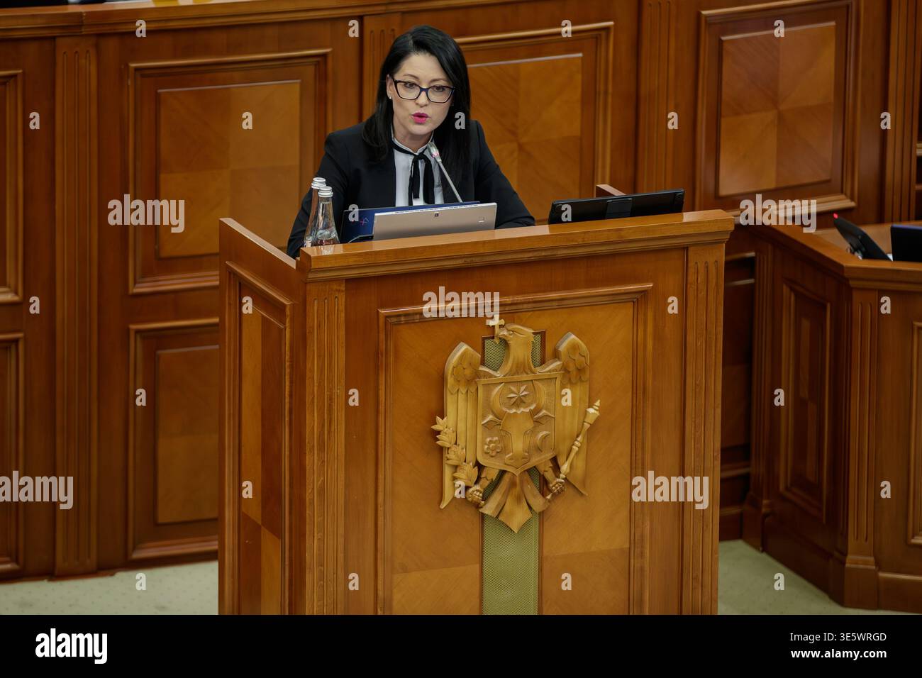 Chisinau, Moldavia - 2 aprile 2026: Il ministro del lavoro e della protezione sociale Natalia Plugaru interviene alla sessione plenaria del Parlamento della Repubblica Foto Stock
