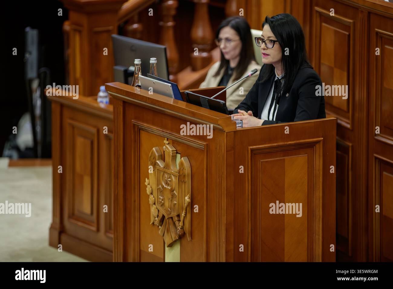 Chisinau, Moldavia - 2 aprile 2026: Il ministro del lavoro e della protezione sociale Natalia Plugaru interviene alla sessione plenaria del Parlamento della Repubblica Foto Stock