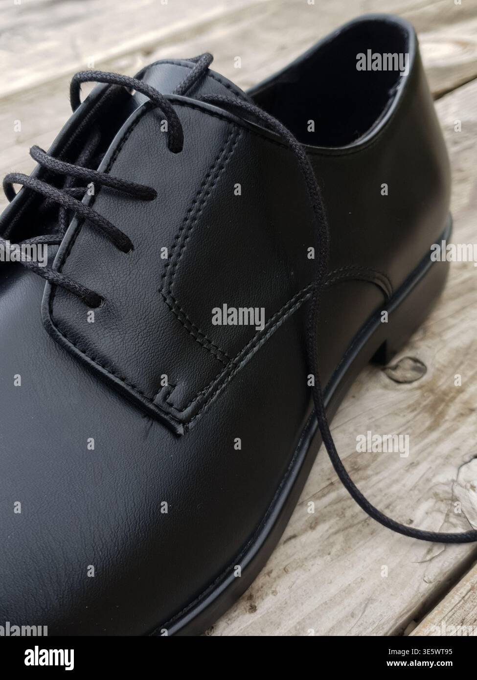 Vista ad alto angolo delle scarpe formali nere Vegan. Scarpe in poliuretano. Foto Stock