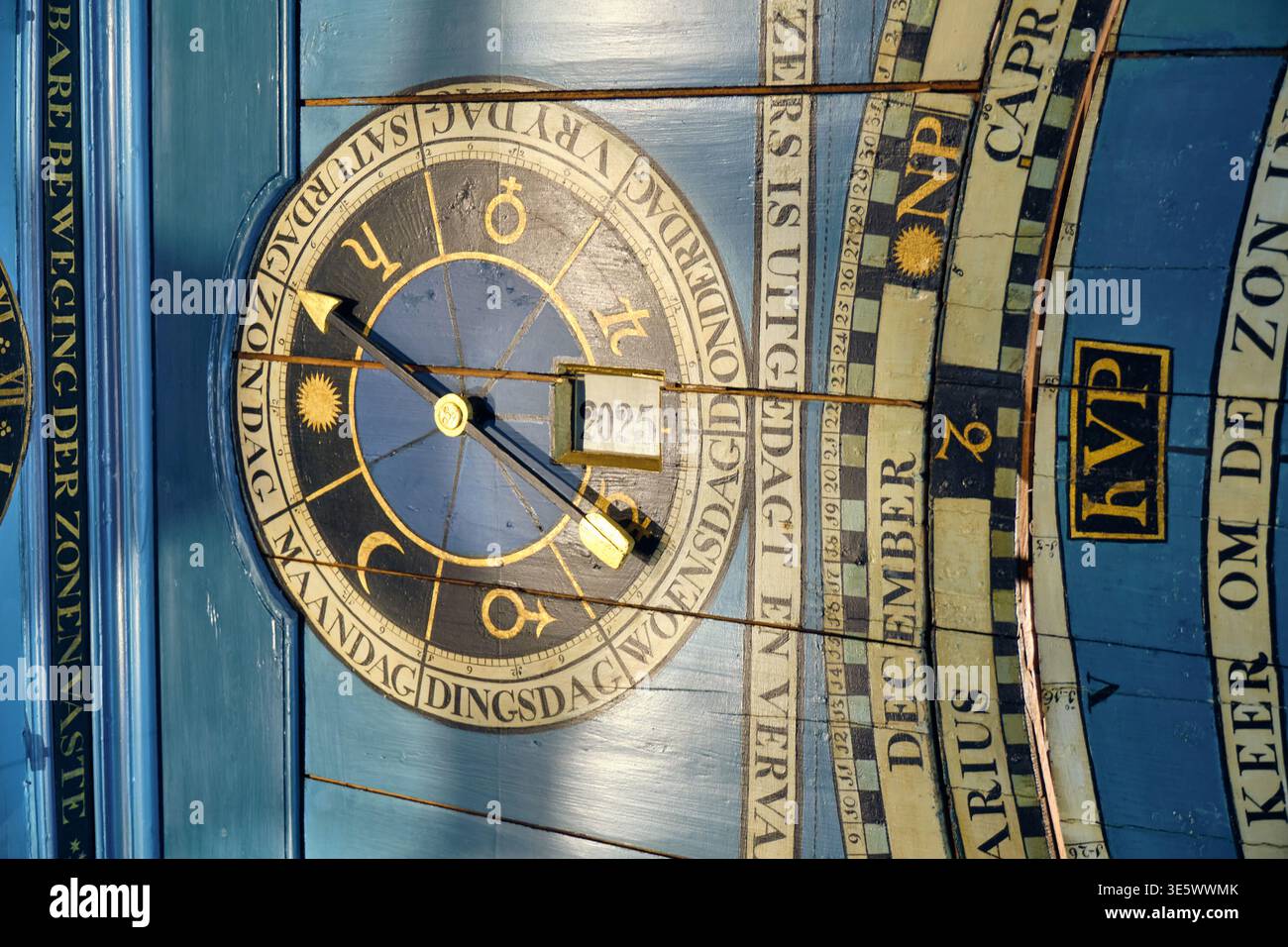 Franeker, Paesi Bassi - 5 aprile 2025: Planetario di storia astronomica Eise Eisinga a Franeker Frisia Paesi Bassi Orologio antico A Foto Stock