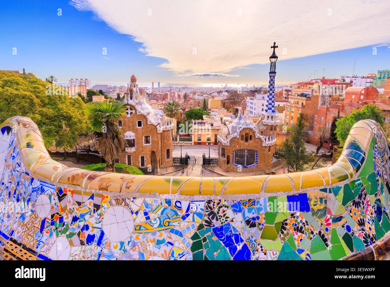 Barcellona in Catalogna, Spagna. Le capanne stravaganti, i mosaici e lo skyline di Barcellona visti da Park Guell. Foto Stock