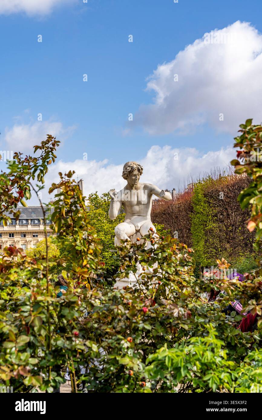 "Le Charmeur de Serpent", scultura di Adolphe Thabard, nei giardini del Palais-Royal, primo arrondissement, a Parigi, Francia. Foto Stock