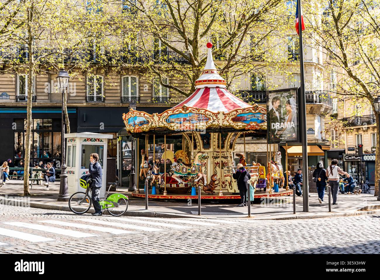 Le Lutin, tradizionale giostra all'angolo tra Rue des Martyrs e Avenue Trudaine (Place Lino Ventura), affascinante attrazione di strada a Parigi, Francia Foto Stock