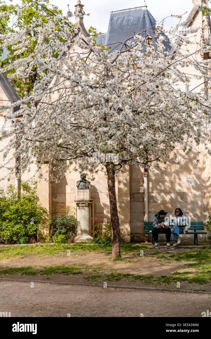Square Andre Lefevre, un piccolo giardino pubblico con il busto commemorativo del poeta simbolista belga Emile Verhaeren, nel quartiere Latino, Parigi, Francia Foto Stock