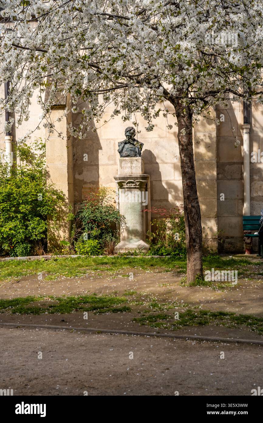 Square Andre Lefevre, un piccolo giardino pubblico con il busto commemorativo del poeta simbolista belga Emile Verhaeren, nel quartiere Latino, Parigi, Francia Foto Stock