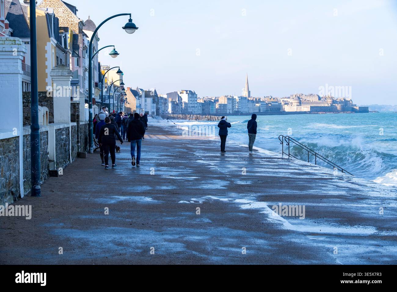 Saint Malo (Bretagna, Francia nord-occidentale), 2 marzo 2025: Onde sulla diga della spiaggia di Sillon durante un'alta marea, coefficiente di marea 111. Passers-b Foto Stock