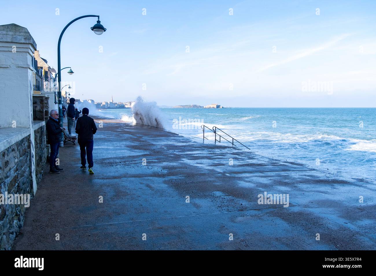 Saint Malo (Bretagna, Francia nord-occidentale), 2 marzo 2025: Onde sulla diga della spiaggia di Sillon durante un'alta marea, coefficiente di marea 111. Passers-b Foto Stock