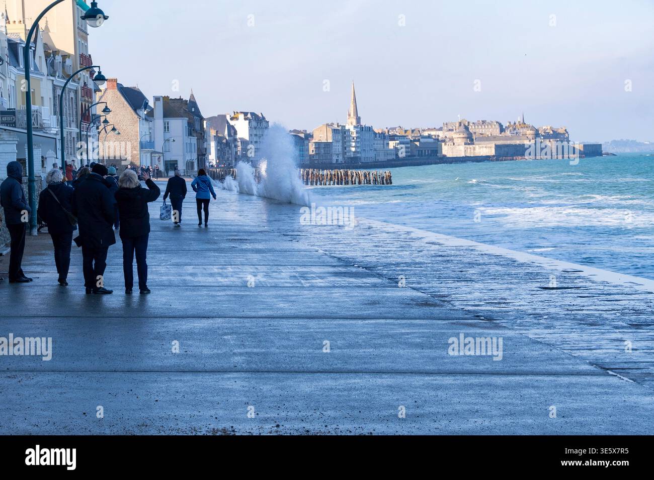 Saint Malo (Bretagna, Francia nord-occidentale), 2 marzo 2025: Onde sulla diga della spiaggia di Sillon durante un'alta marea, coefficiente di marea 111. Passers-b Foto Stock