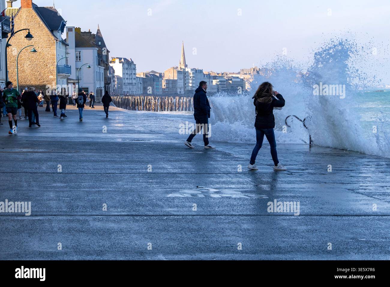 Saint Malo (Bretagna, Francia nord-occidentale), 2 marzo 2025: Onde sulla diga della spiaggia di Sillon durante un'alta marea, coefficiente di marea 111. Passers-b Foto Stock