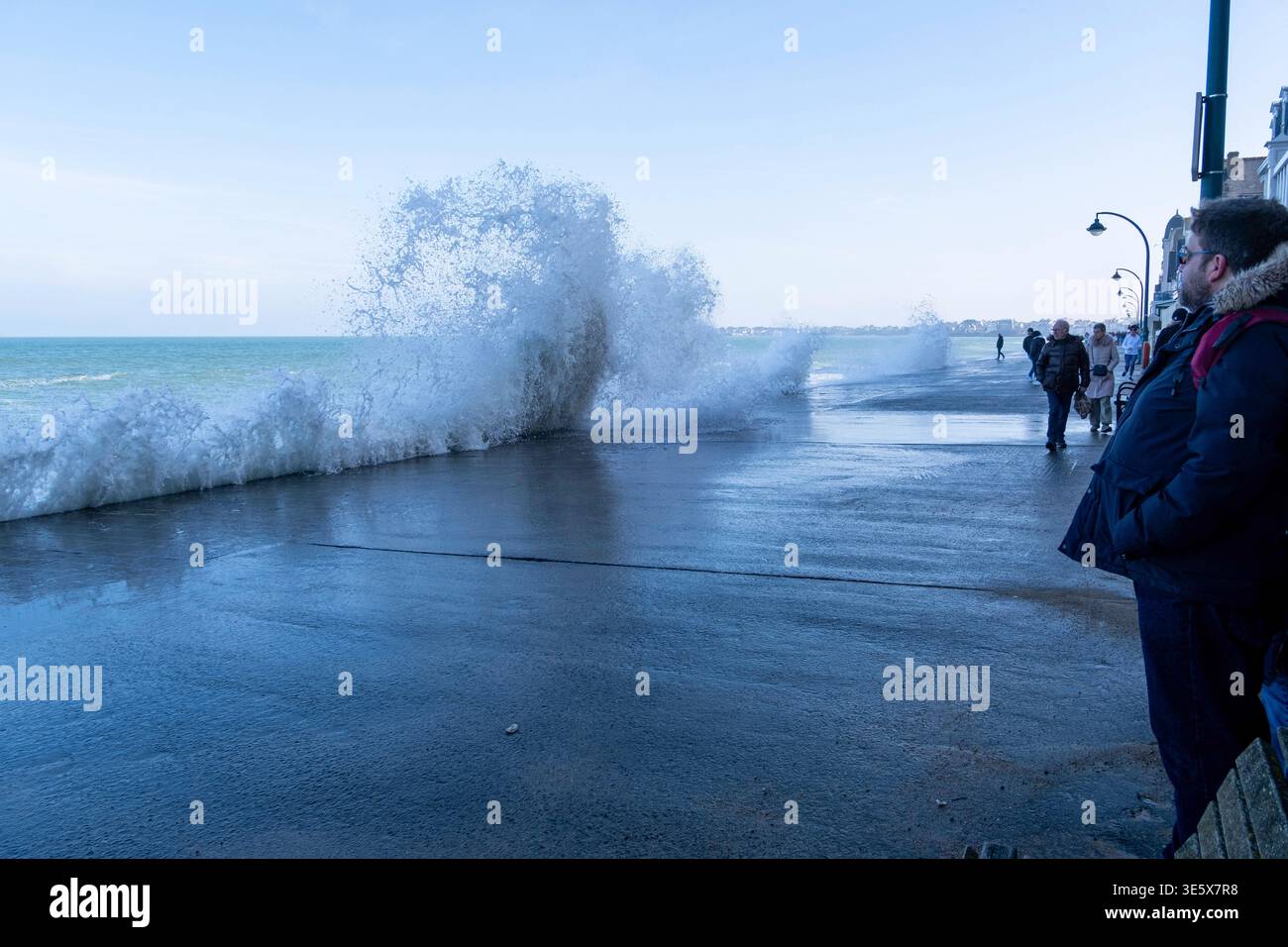 Saint Malo (Bretagna, Francia nord-occidentale), 2 marzo 2025: Onde sulla diga della spiaggia di Sillon durante un'alta marea, coefficiente di marea 111. Passers-b Foto Stock