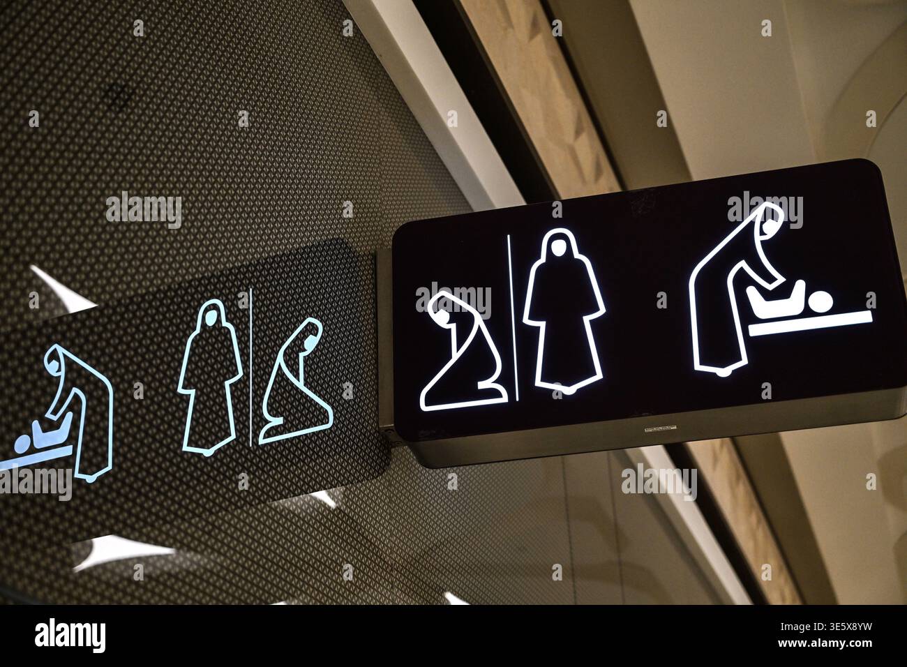 Doha, Qatar: Cartellonistica in bianco e nero per i bagni delle donne e i servizi per il cambio dei neonati, l'asilo nido. Icona raffigurante una donna che indossa un chador Foto Stock