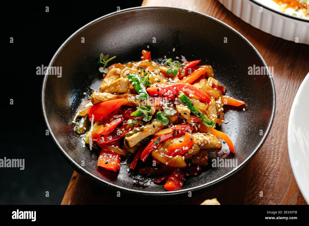 Coppetta tailandese con pollo e verdure Foto Stock