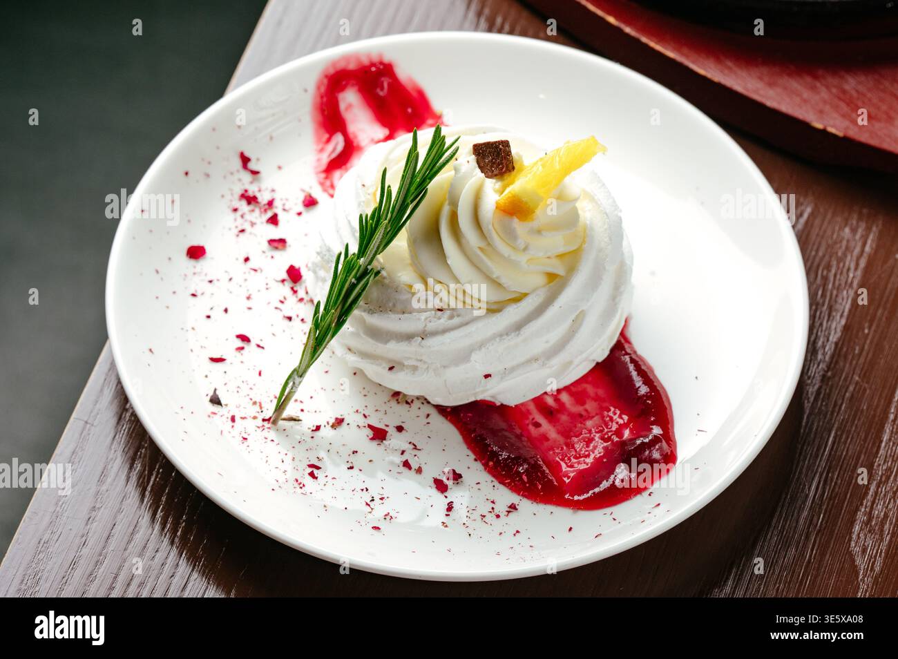 Dessert Pavlova con salsa di frutti di bosco Foto Stock