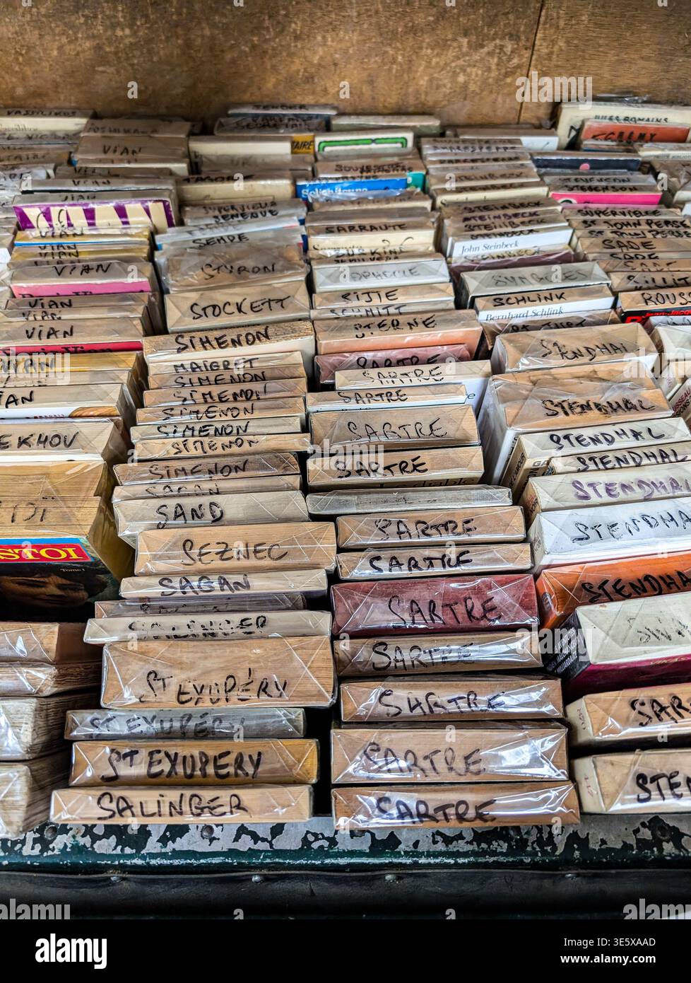 Libri classici d'epoca avvolti in pellicola trasparente in una platea verde di una bouquiniste (venditore di libri) lungo la Senna, a Parigi, in Francia Foto Stock