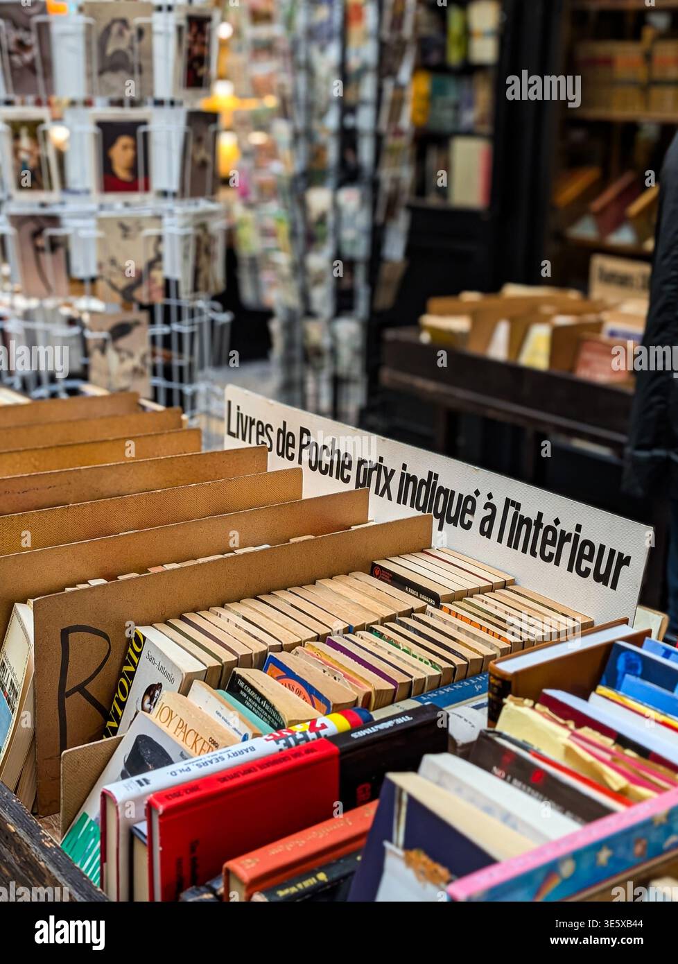 Libri antichi esposti all'esterno di una libreria antiquaria nascosta all'interno degli eleganti portici della Galerie Vivienne, a Parigi, in Francia Foto Stock