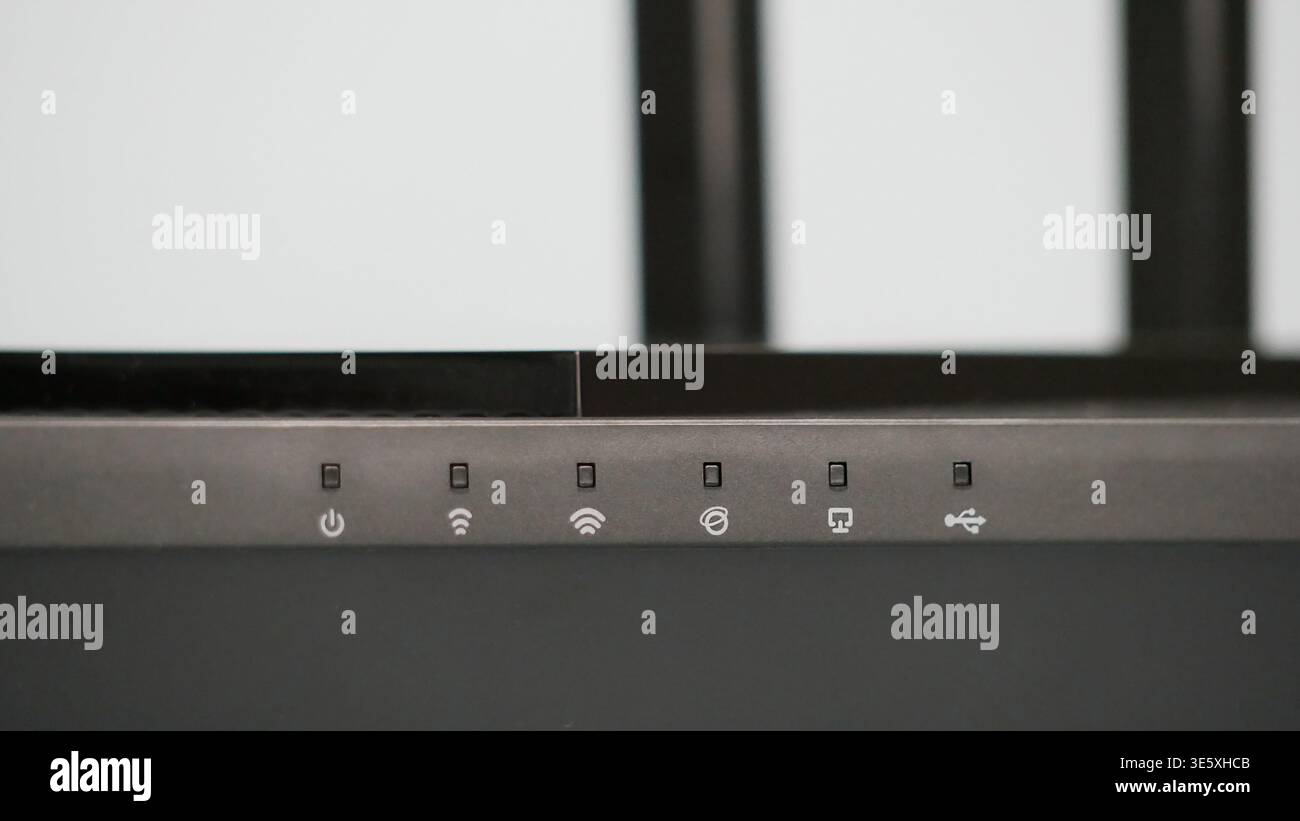 Primo piano degli indicatori LED e delle icone del router WiFi. Moderno dispositivo di rete che mostra lo stato della connessione, la potenza del segnale e l'attività dei dati. Tecnologia A. Foto Stock