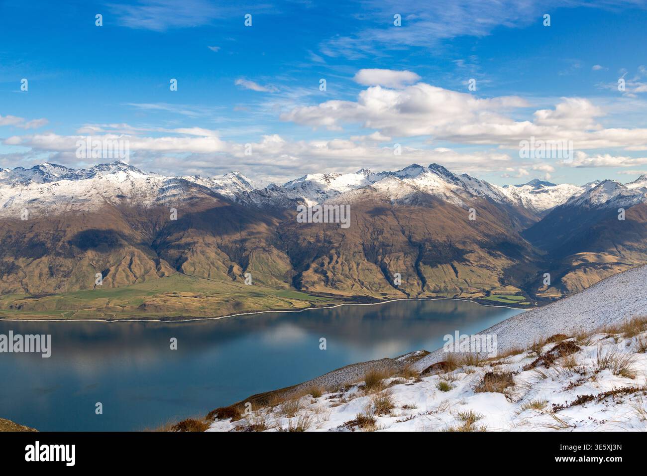 Camminando lungo la vetta dell'istmo con vista sul lago Hawea e sul Mount Aspiring National Park, Otago, nuova Zelanda Foto Stock