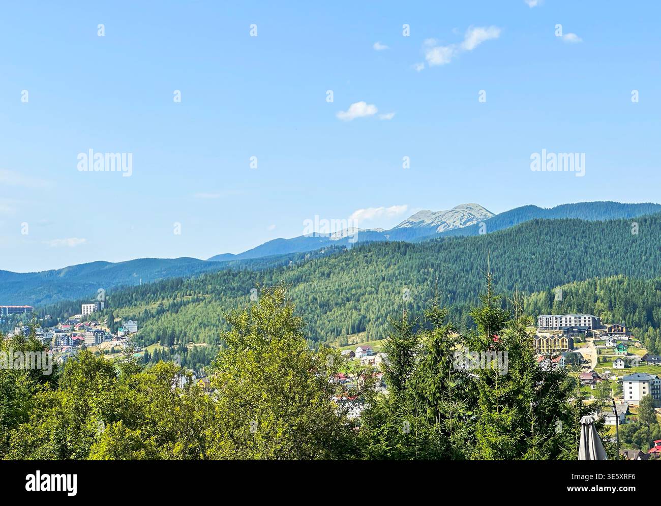 Vista panoramica estiva del Bukovel Mountain Resort e delle Green Carpathian Hills Foto Stock