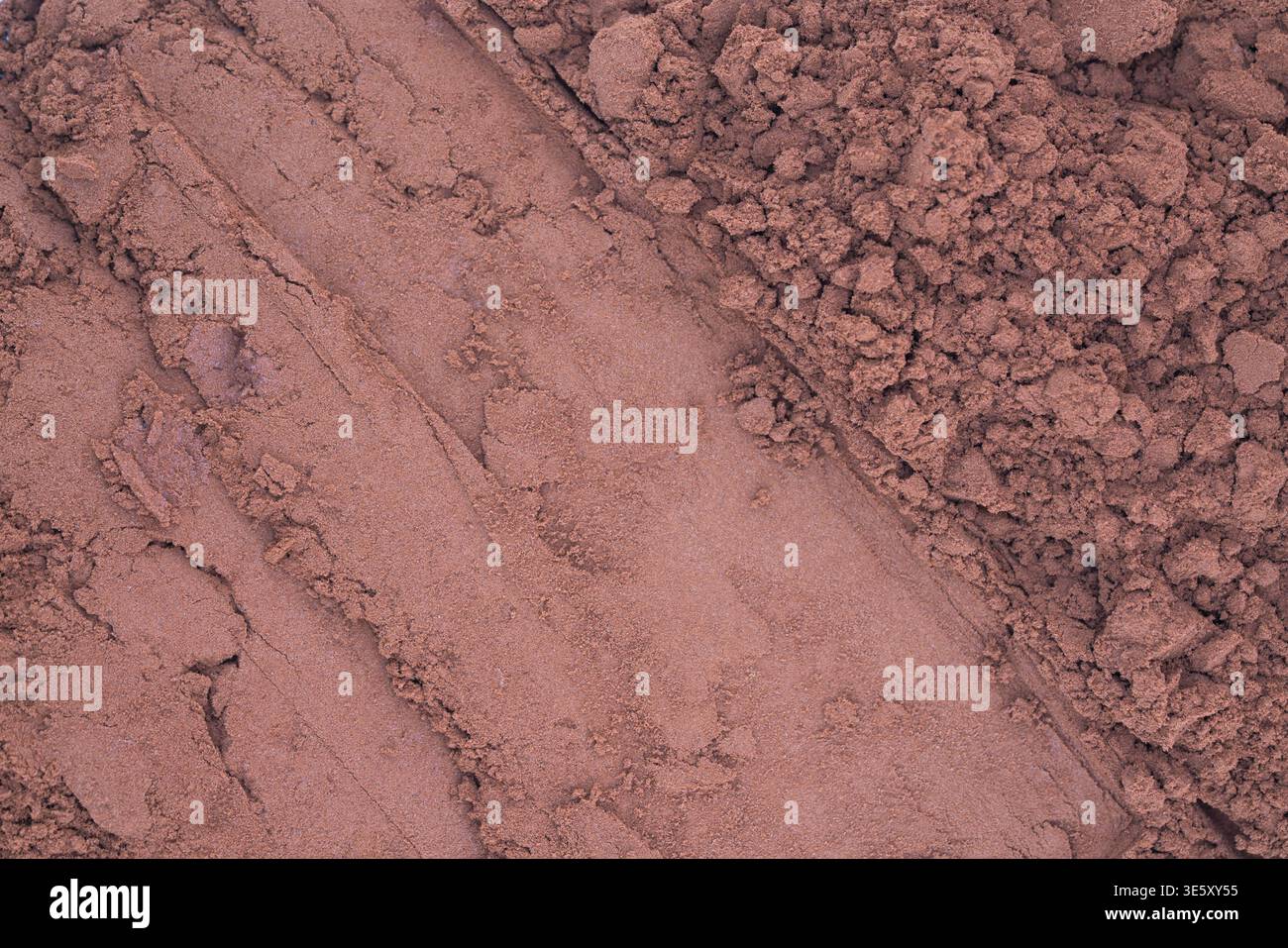 Vista dall'alto della consistenza marrone della polvere, come cacao al cioccolato o caffè macinato con uno striscio diagonale omogeneo. Ingrediente puro con spazio di copia per il prodotto PL Foto Stock