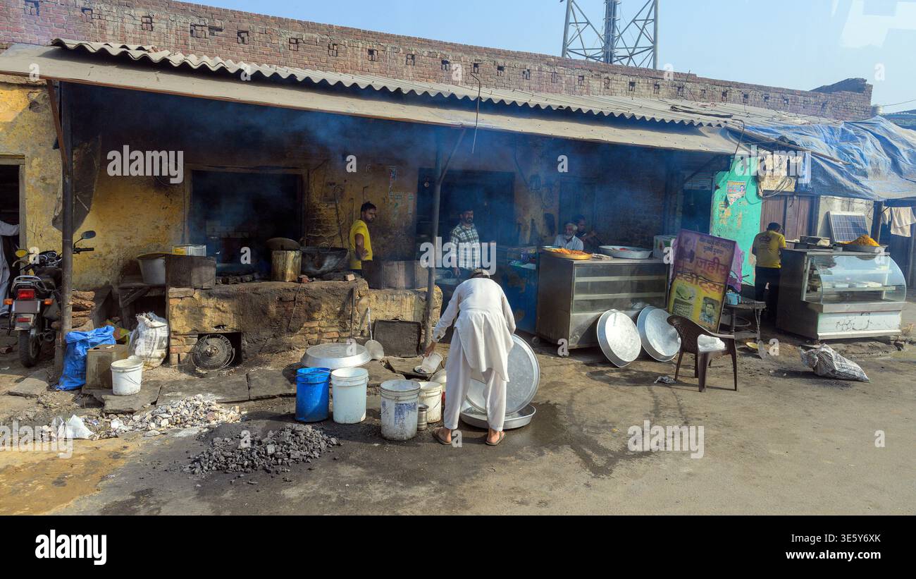Vita di strada nel villaggio di Rajalpur (Uttar Pradesh), India. Foto Stock