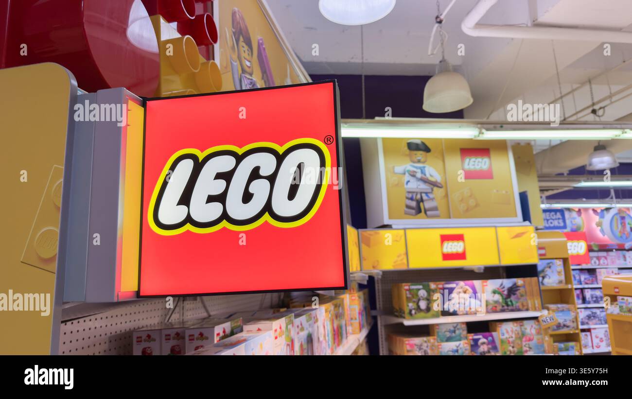 Penang, Malesia - 18 aprile 2025: Un vivace negozio lego presenta una varietà di set e giocattoli, con insegne accattivanti e espositori di prodotti. Foto Stock