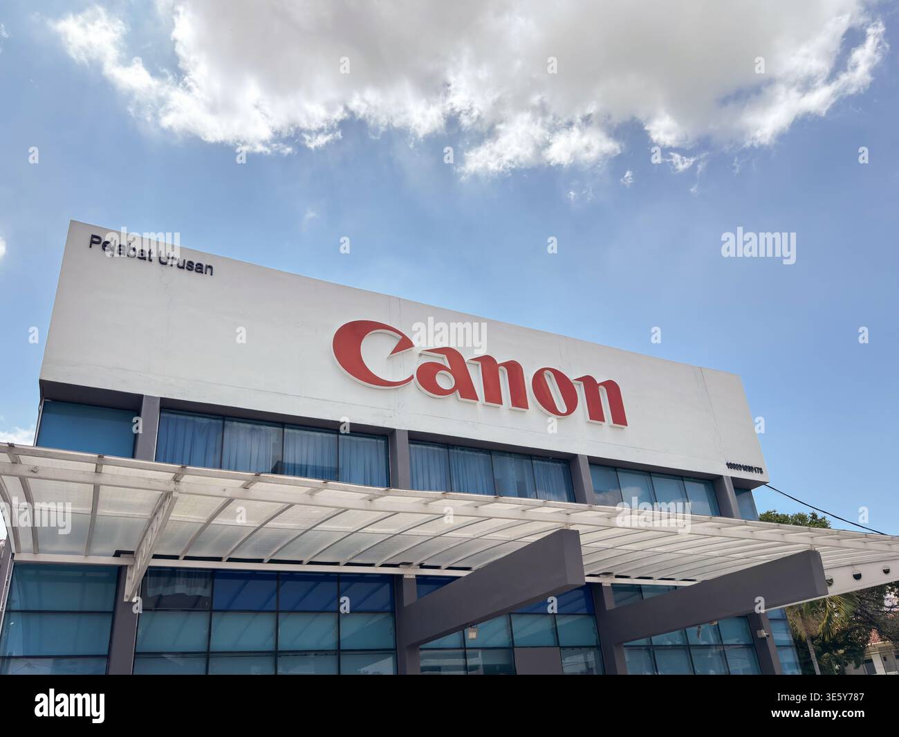 Penang, Malesia – 25 aprile 2025: L'edificio per uffici Canon mostra un design contemporaneo e un marchio chiaro sotto un cielo soleggiato, mettendo in risalto i corporativi Foto Stock
