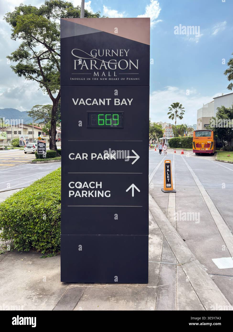 Penang, Malesia - 25 aprile 2025: Un cartello visibile al Gurney Paragon Mall mostra il numero di posti auto disponibili per i visitatori, invitandoli a i Foto Stock