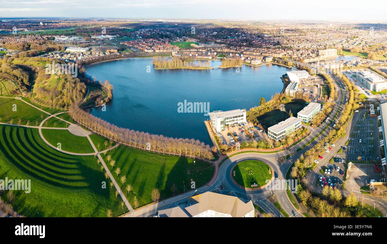 Vista aerea del lago al Lakeside Village di Doncaster con edifici commerciali e residenziali Foto Stock