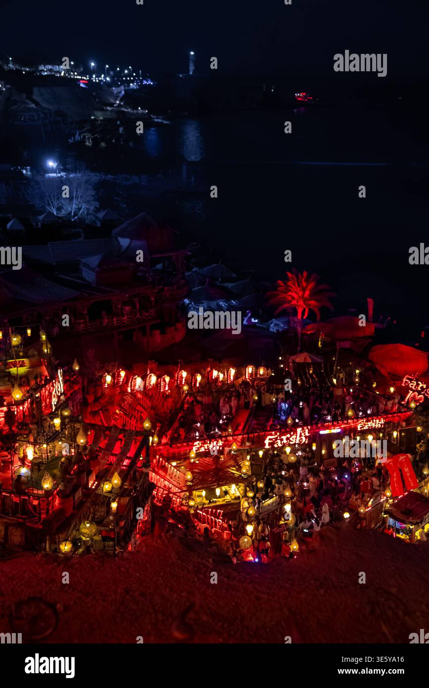 Farsha Mountain Lounge di notte a Sharm El Sheikh, Egitto, aglow Foto Stock