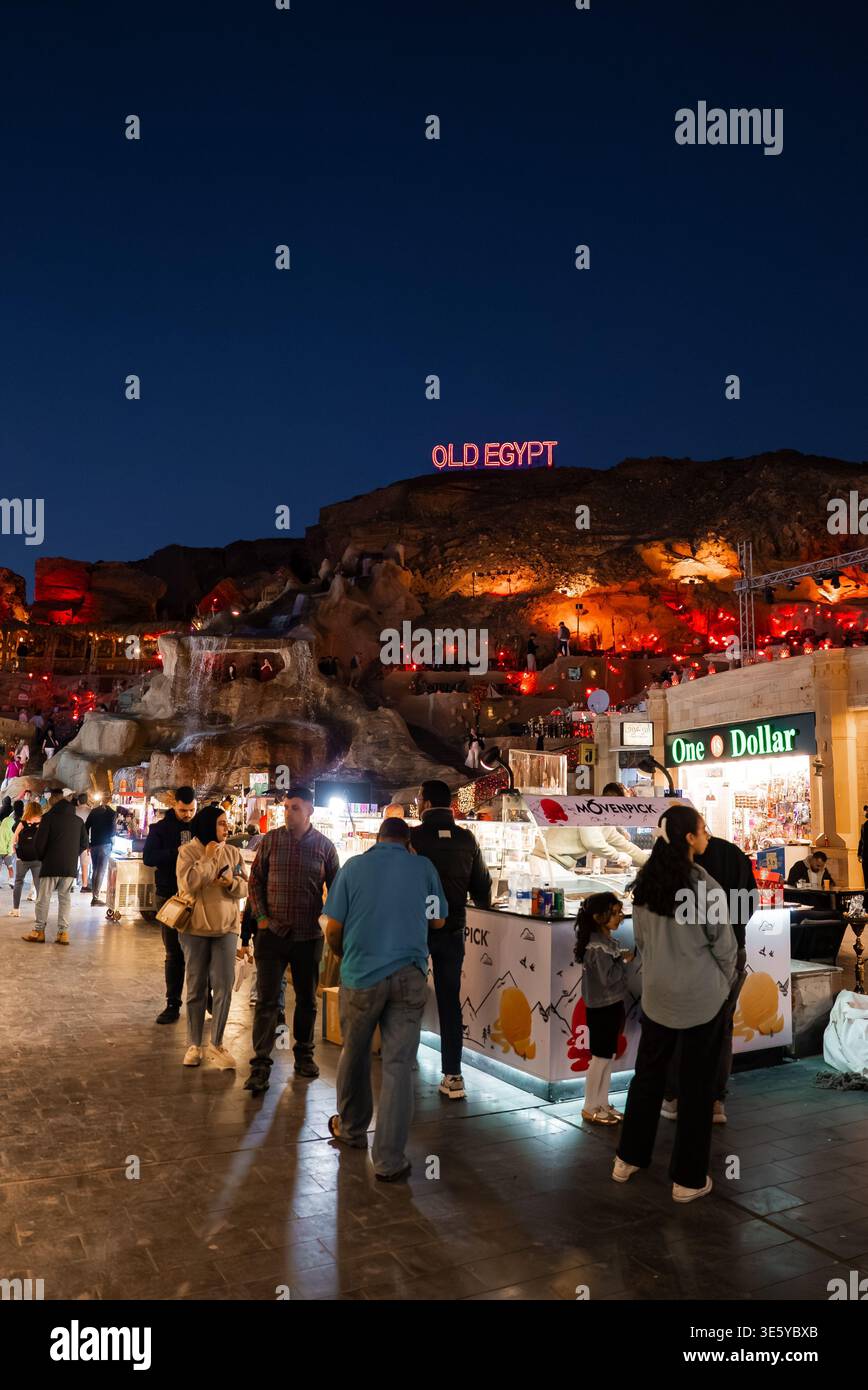 Mercato notturno di Sharm el Sheikh con luci al neon dell'Antico Egitto e sulle colline Foto Stock