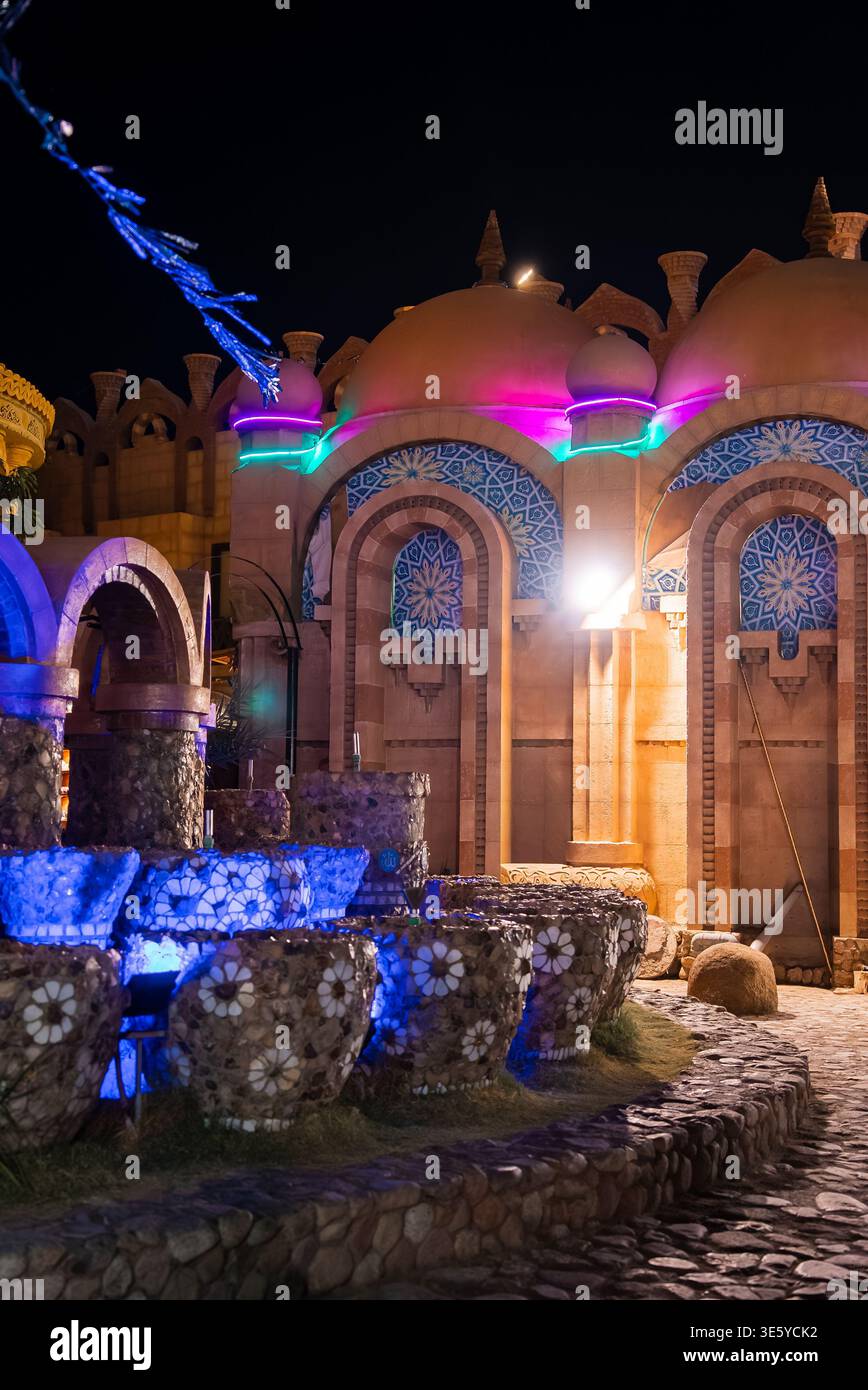 Vista notturna della Moschea al Sahaba, Sharm El Sheikh con accenti al neon Foto Stock