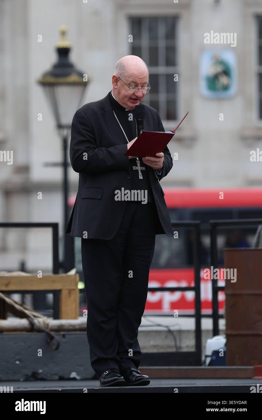 Londra, Inghilterra, Regno Unito. 3 aprile 2026. L'arcivescovo di Westminster RICHARD MOTH parla alla folla in vista di una rappresentazione di "la passione di Gesù" di Wintershall" il venerdì Santo a Trafalgar Square a Londra. (Immagine di credito: © Zeynep Demir Aslim/ZUMA Press Wire) SOLO PER USO EDITORIALE! Non per USO commerciale! Crediti: ZUMA Press, Inc./Alamy Live News Foto Stock