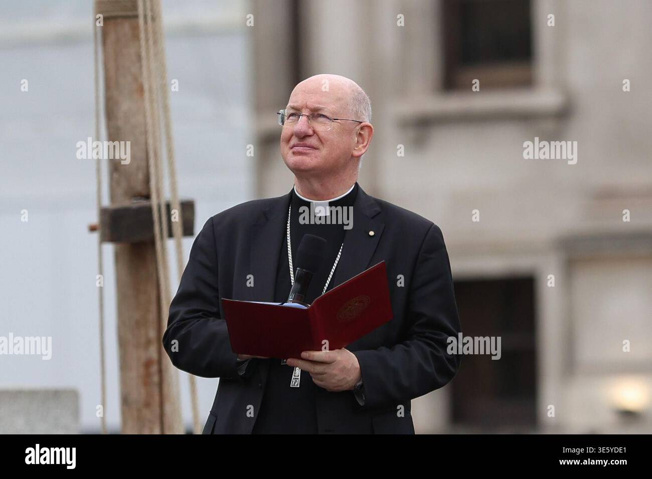 Londra, Inghilterra, Regno Unito. 3 aprile 2026. L'arcivescovo di Westminster RICHARD MOTH parla alla folla in vista di una rappresentazione di "la passione di Gesù" di Wintershall" il venerdì Santo a Trafalgar Square a Londra. (Immagine di credito: © Zeynep Demir Aslim/ZUMA Press Wire) SOLO PER USO EDITORIALE! Non per USO commerciale! Crediti: ZUMA Press, Inc./Alamy Live News Foto Stock