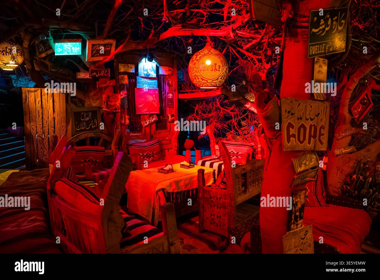 Scena notturna del Farsha Mountain Lounge Cafe a Sharm El Sheikh Foto Stock
