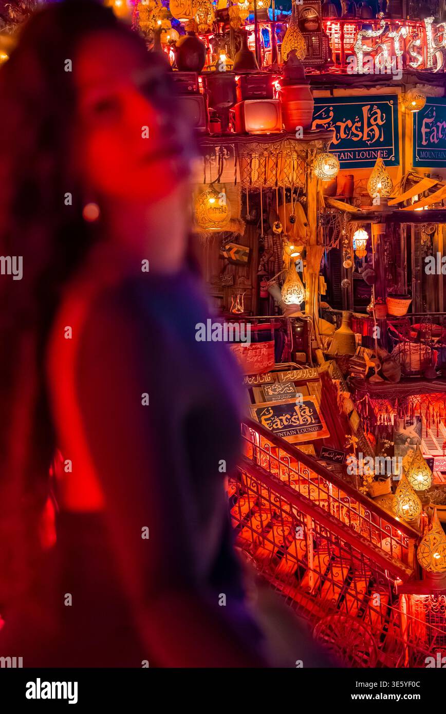 Interni notturni Farsha Mountain Lounge con lampade e terrazze, Egitto Foto Stock