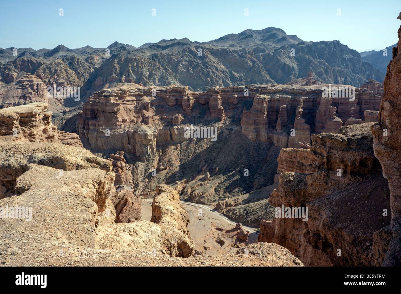 Vista panoramica dell'architettura a strati in arenaria e delle creste di montagne desertiche che circondano la profonda Valle dei Castelli nel Charyn National Park Foto Stock