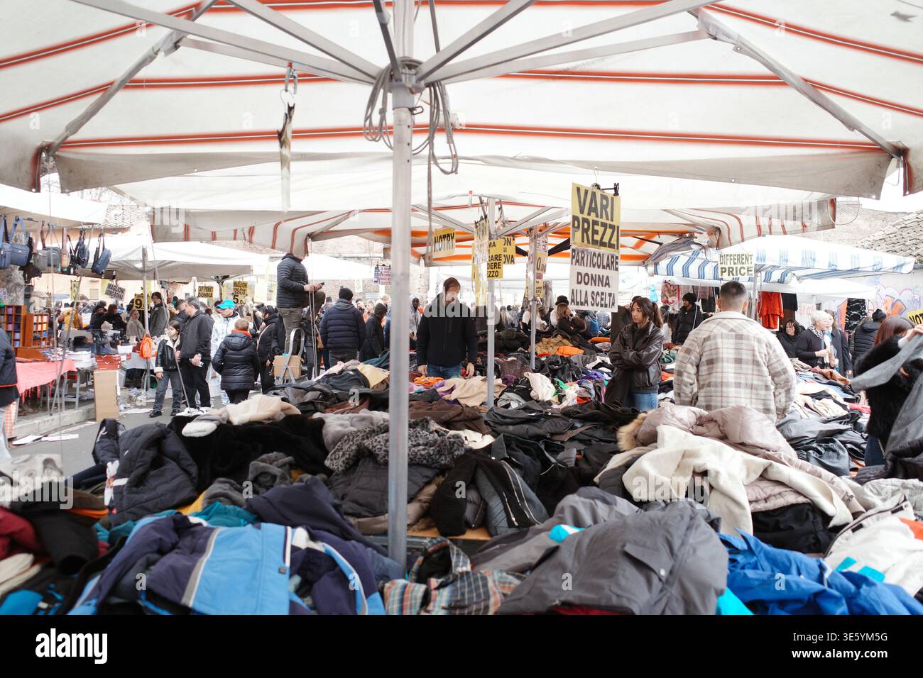 Roma, Italia. 18 gennaio 2026. Porta Portese, il più grande mercato delle pulci all'aperto di Roma. Situato nel quartiere di Trastevere. Foto Stock