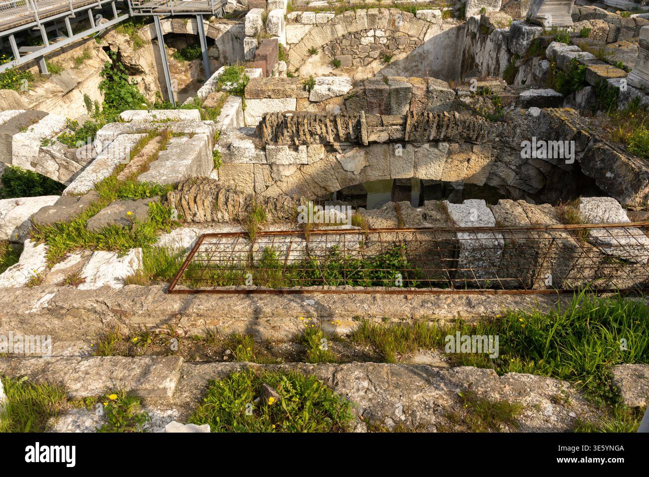 Vista dell'antica città di Efeso con i resti del Tempio di Artemide, una delle sette meraviglie del mondo antico. Il sito archeologico Foto Stock