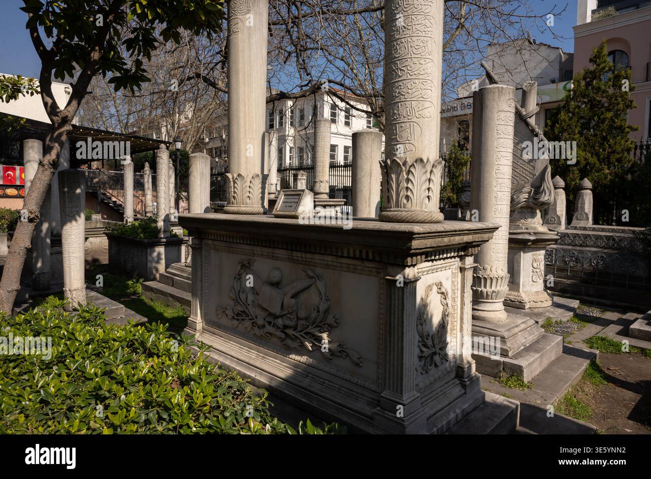 Cimitero storico di Istanbul caratterizzato da tombe ottomane tradizionali, lapidi decorate, architettura islamica e un'atmosfera tranquilla tra gli alberi Foto Stock