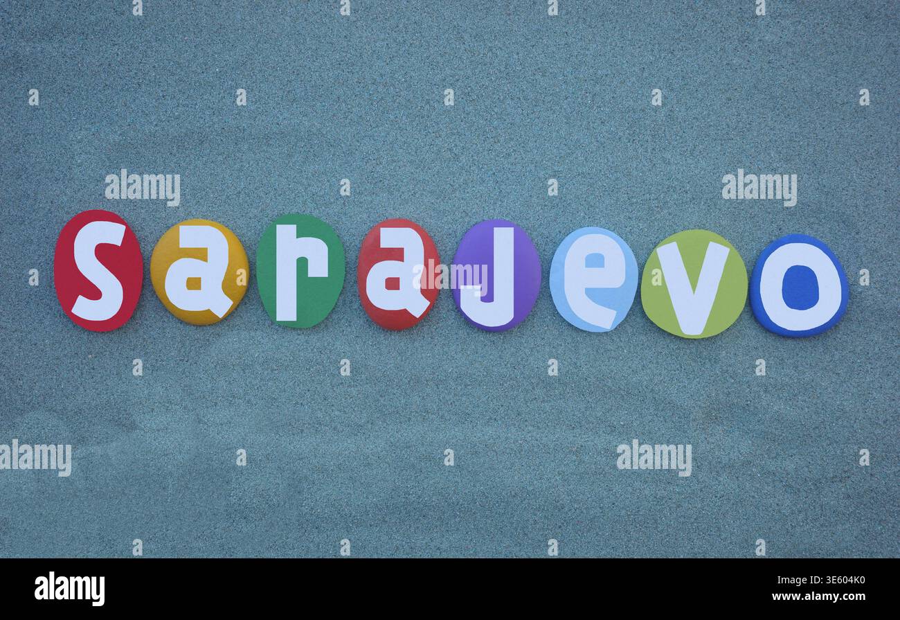 Sarajevo, capitale della Bosnia-Erzegovina su lettere di pietra multicolori sopra sabbia verde Foto Stock