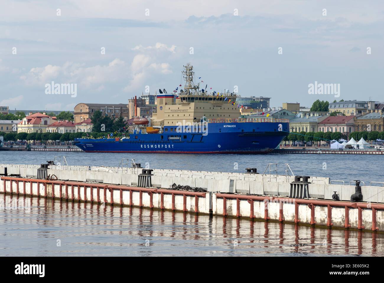 SAN PIETROBURGO, RUSSIA - 02 GIUGNO 2024: Rompighiaccio moderno diesel-elettrico Murmansk sul fiume Neva. San Pietroburgo Foto Stock