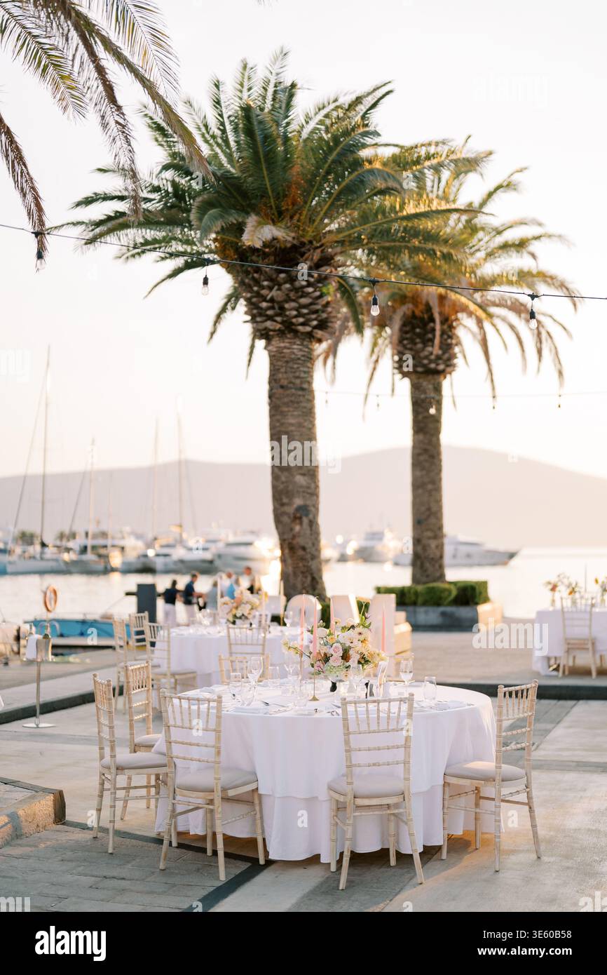 Coastal Celebration con lussuose composizioni floreali e in lino Foto Stock