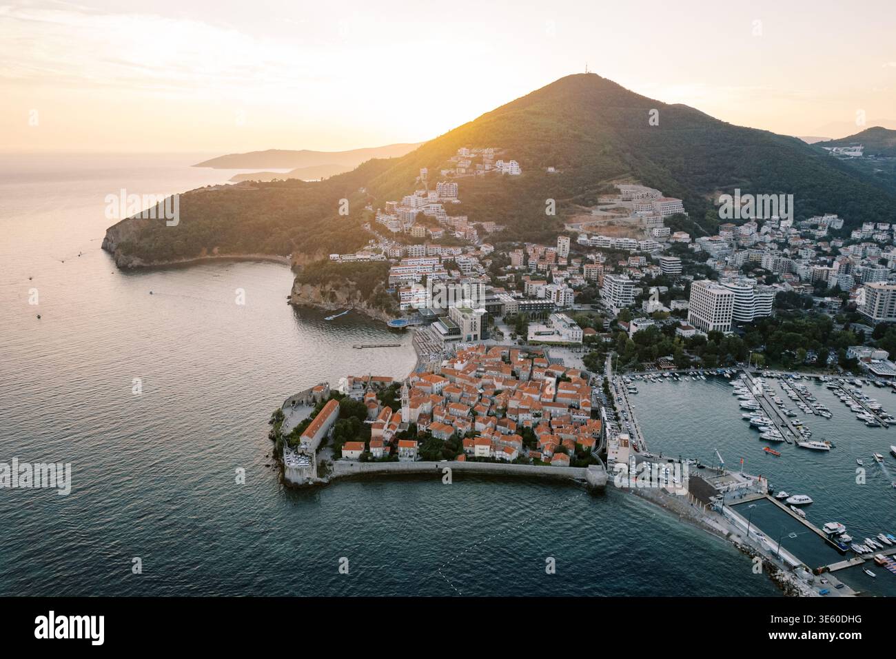 Calare la notte ammirando le antiche mura della città e le acque scintillanti Foto Stock
